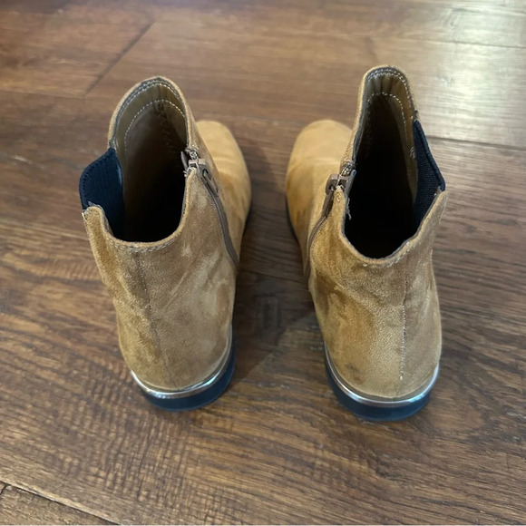 Nine West Cognac Honey Suede Chelsea Ankle Bootie with Gold detail size 9 M - Picture 7 of 11